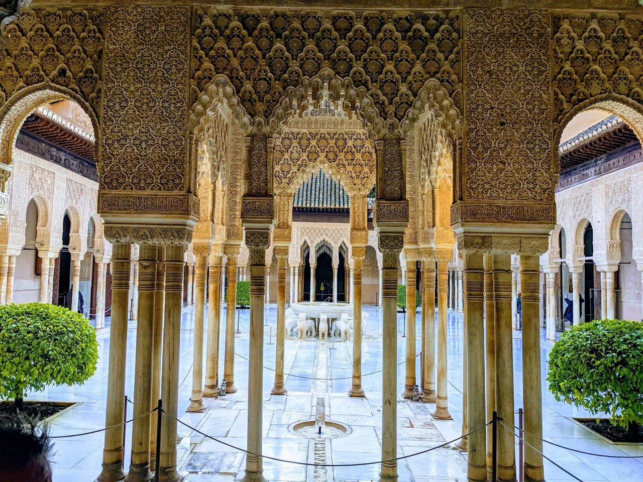 Å gå gjennom Nasrid-palassene i et september Granada