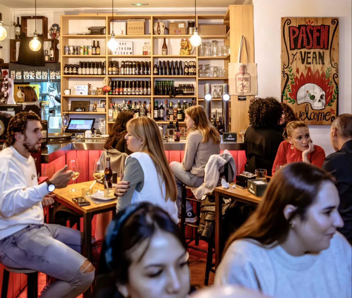 Bella Kurva, Granada